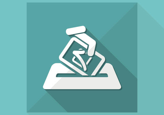 Hånd som legger stemmeseddel i urne