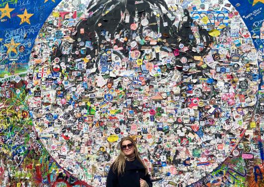 Student foran veggmaleri