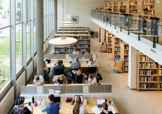 Oversiktbilde fra lesesal med studenter på Universitetsbiblioteket i Bergen.