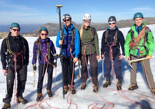 Bildet viser seks GEO-studenter på isbre under feltundervisning