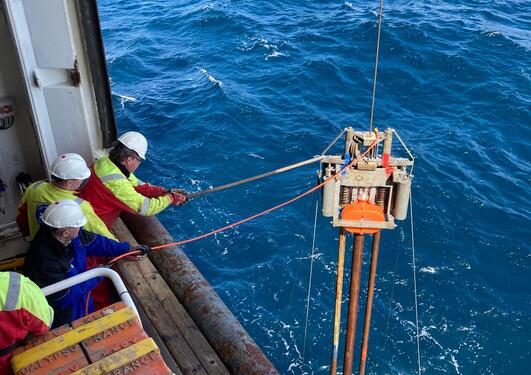 Bildet viser jobbing fra MS G.O. Sars til sjøs hvor mannskap En 6 m lang vibrokjerne med prøver fra havbunnen på Sørlige Nordsjø II blir tatt om bord på forskningsskipet G.O. Sars.