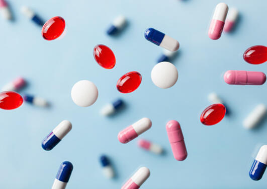 bilde av piller i forskjellige farger