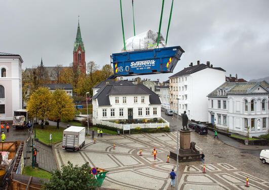 elefanten fraktes i en container over Muséplass