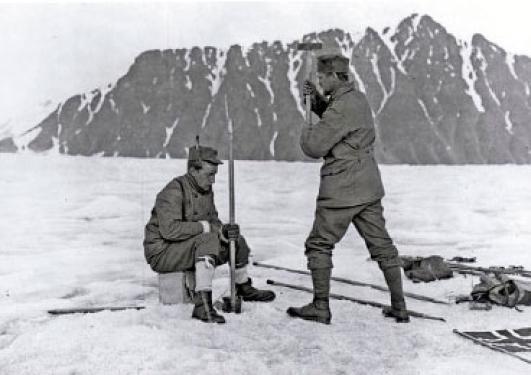 Kollasje av tre ulike historiske bilder