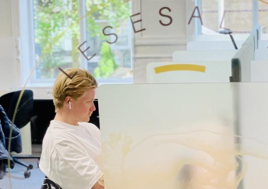 Illustrasjonsbilde av person på lesesal