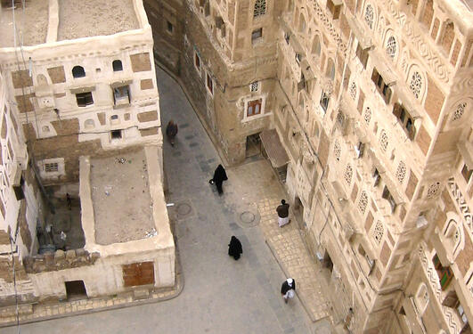 En gate i gamlebyen i Sanaa