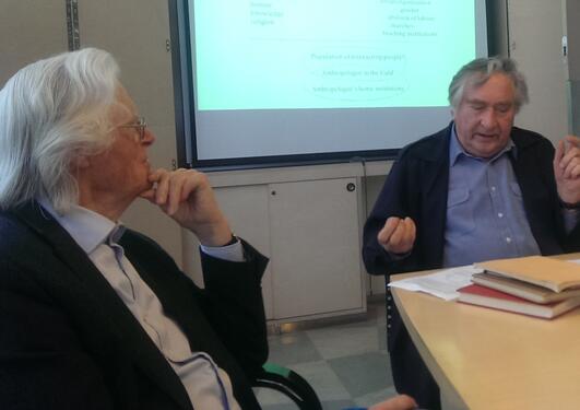 Professor Emeritus Gunnar Håland foreleser om instituttets historie, mens Professor Emeritus Jan-Petter Blom følger nøye med.