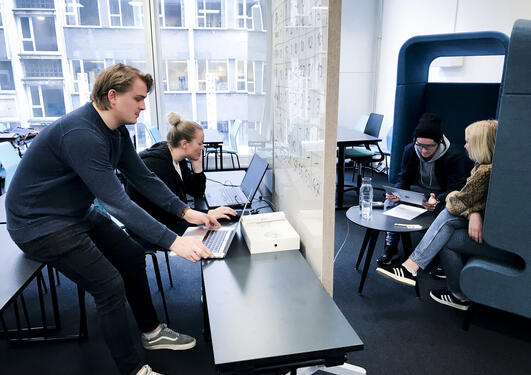 How do readers navigate through news sites? Students at UiB conducted evaluations with biometrical equipment and gained valuable insights into reader behaviour. You can access their evaluations of national media such as Aftenposten, VG and NRK at the bott