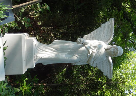 Nærbilde av menneske-mellom-beist-motiv fra en relieffspenne funnet i Farsund