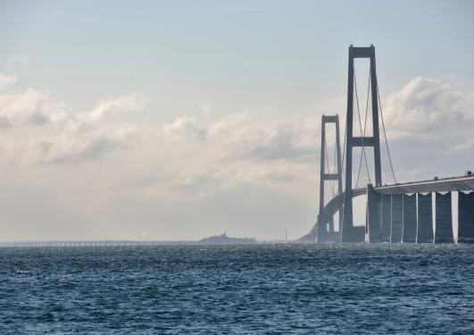 illustrasjonsbilde av en bro og hav i danmark