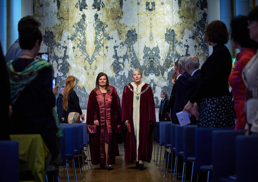 Tradisjon tro ledet Margareth Hagen og prorektor Pinar Heggernes an i innmarsjen under den høytidelige seremonien i Universitetsaulaen i 2022.