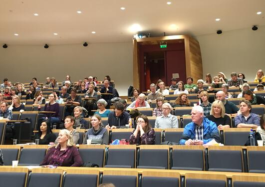 Deltakerne på Fagdag samlet til første foredrag i "Egget" på Studentsenteret. 