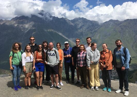 gruppe studenter med uralfjellene i bakgrunnen