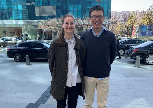 Johanna sammen med sin veileder fra Lloyd's Register, Chen Haibo utenfor kontoret i Beijing. 
