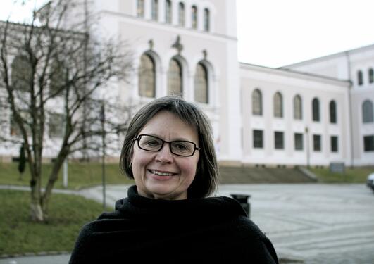 Kari Tove Elvbakken foran Universitetsmuseet