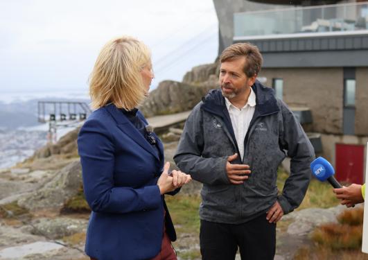 Statsråd Aasland sammen med Professor Jostein Bakke på Ulriken under åpningen av fjellsenteret
