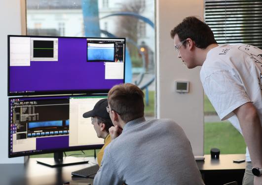 Studenter som ser på en dataskjerm