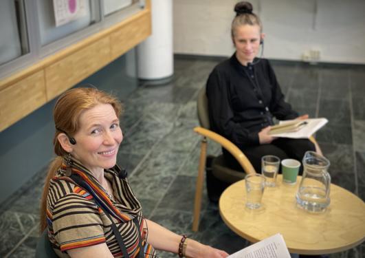 Dekan Synnøve Bendixsen leder akademisk morgenkaffe