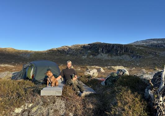 Lauritz Isaksen med hund på tur
