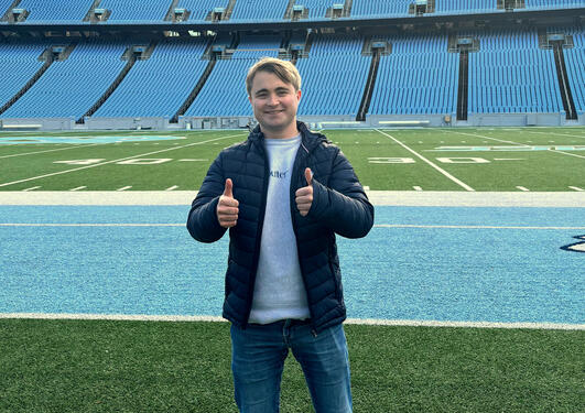 Henrik Andersen på en amerikansk fotball-stadion i Chapel Hill, USA.