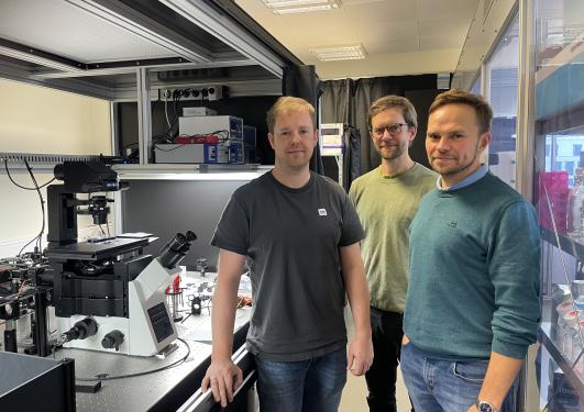 Fysikerne Justas, Martin og Konrad ved diamantlaben.