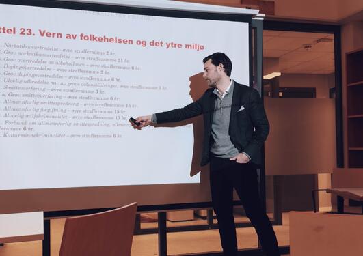 Martin Mindestrømmen peker på Power Point