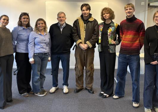 Bilde av Robert Jenkins med representanter for Eurokratene og Kabinettet