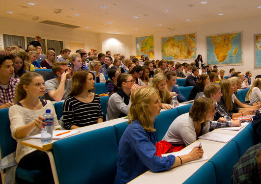 Bildet viser studenter som følger en forelesning.