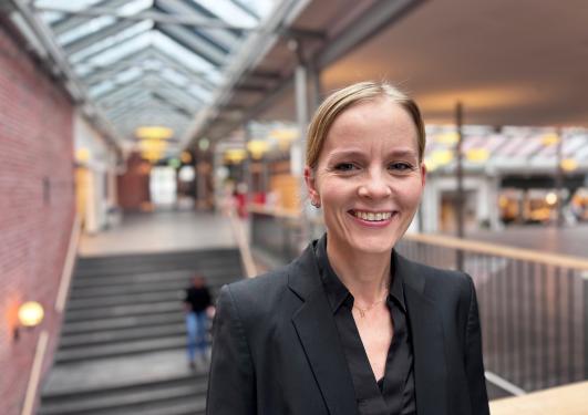 Ingrid Barlund, professor, står på jussbyggen ved en trapp