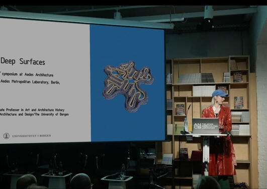 Ingrid Halland’s keynote lecture ‘Towards Deep Surfaces’ at the symposium Living Prototypes at Aedes Architekturforum, Berlin (2022). Photo: Aedes Architekturforum