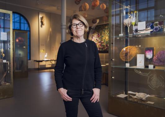 Kari Loe Hjelle i utstillingen "Pollen og bein"