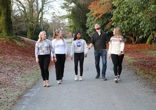 5 studenter ute i Nygårdsparken