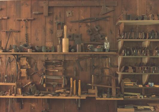 Vintagebilde av en vegg med eldre typer verktøy