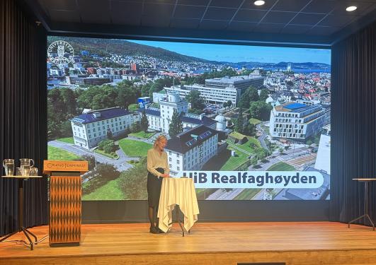 Rektor Margareth Hagen holder innlegg på Kompetanseforum Vestlands stormøte.