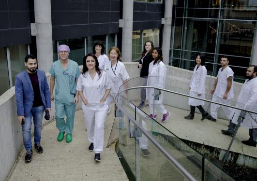 Bilde av flere helsepersonell på vei opp 