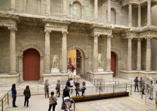 Mennesker som utforsker historisk bygning