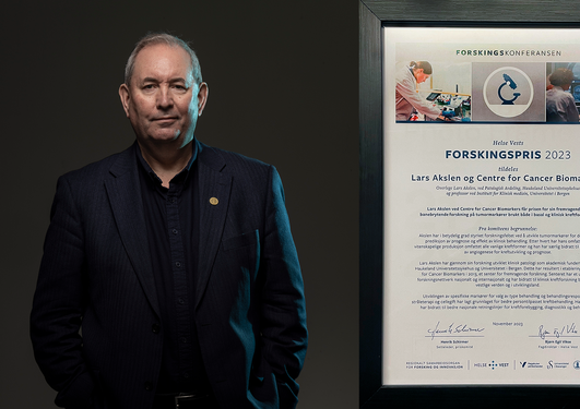 Portrait of Lars A. Akslen next to the Helse Vest Research Award diploma.