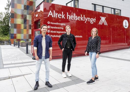 Har troen på farmasien: Haakon Rosland (t.v.), Torbjørn Nygård og Marie Benedicte Løken har stor tro på prosjektet sitt, og siden de snakket med NFT tidlig i høst har de jobbet videre og møtt mange mulige samarbeidspartnere og finansiører. Håpet er å kunn