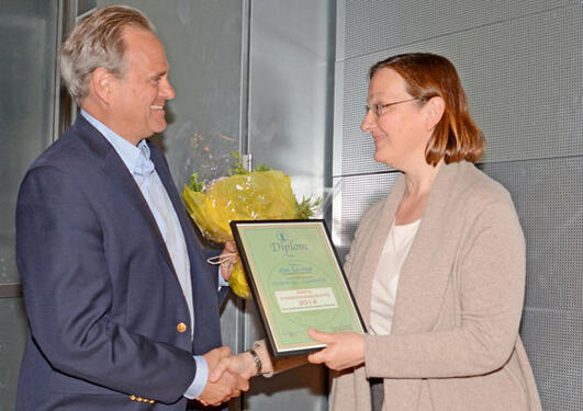 Jim Lorens receives the Best Research Group of the Year Award 2014 by Dean Nina Langeland.