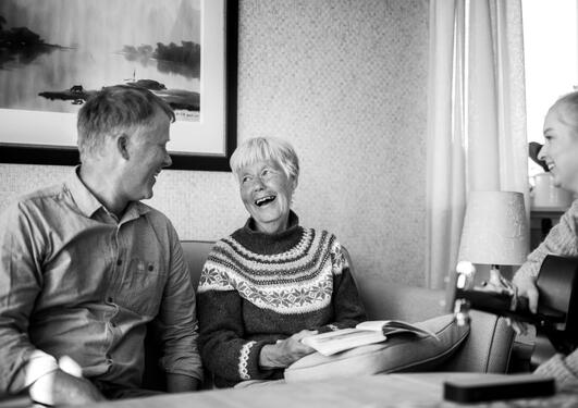 Fremdeles her - foto av person med demens og hennes sønn, i samtale med musikkterapeut. Foto tatt av Ingvild Festervold Melien