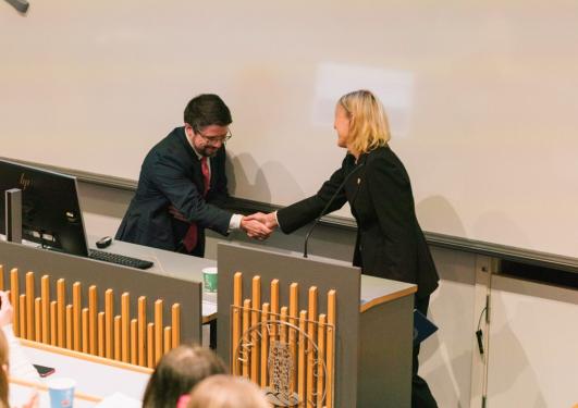 UiB-rektor Margaret Hagen gratulerer senterleder for COAST, Ignacio Anchustegui