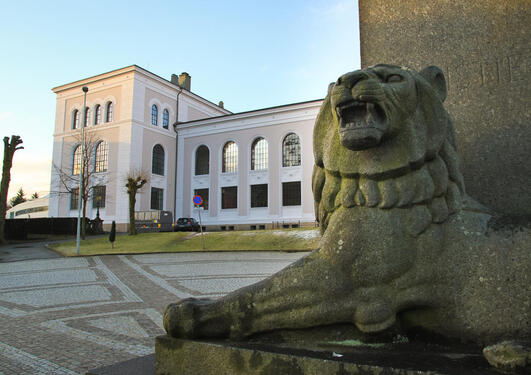 Bilde av løvestatue utenfor Universitetsmuseet