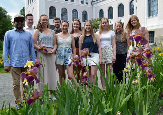 Master students in the Museum Garden. 