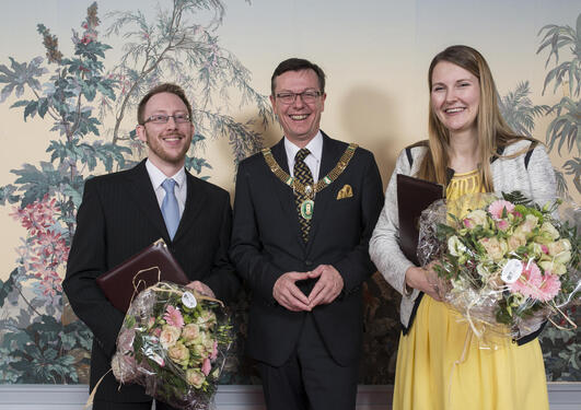 Harald Barsnes (left) and Katrine Vellesen Løken (right) pose with UiB’s Rector Dag Rune Olsen after receiving the Meltzer Award for young researchers on Friday 6 March 2015.
