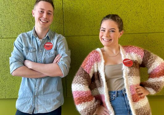 To mentorer med rød navnelapp 