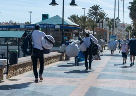 Bilde av migranter so går på en vei