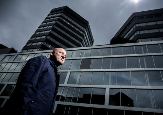 Professor Ole J. Mjøs utenfor Media City Bergen, mars 2017.