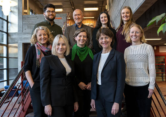  Fakultetsstyret for Det matematisk-naturvitenskapelige fakultet. Bak fra venstre: Oscar Dos Santos Kvalsvik, Jo Døhl, Wiktoria Szapoczka og Mina Frøshaug. Forran fra venstre: Lill Kristin Knudsen, Gro Anita Fonnes Flaten(styreleder), Katja Enberg, Gunn M