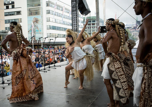 Perfomance of the Pacific legend Moana at the 2015 Bergen Festival, at an outdoor event.