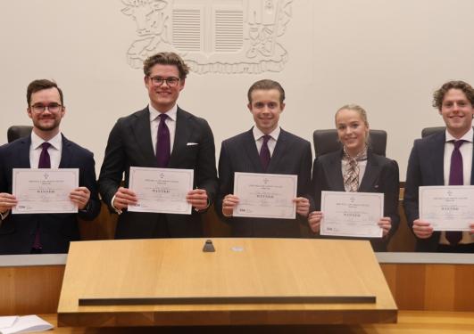 UiB-vinnerlaget av prosedyrekonkurransen avbildet med vinnerdiplomene i hendene. 